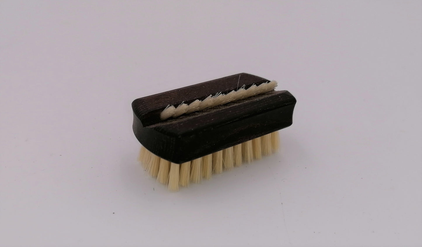 Nagelbürste für die Reise aus Thermoholz